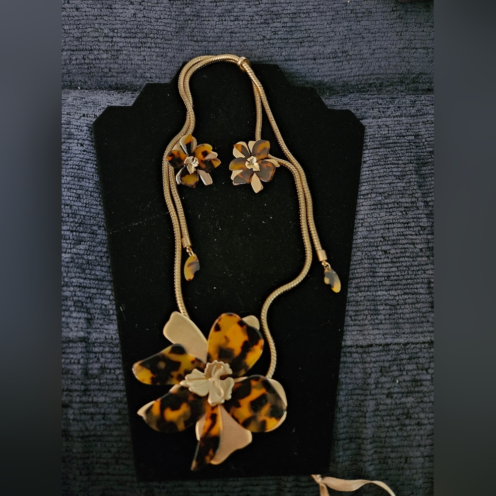Tortoiseshell Flower Pendant Necklace and Earrings Set - Gold Tone